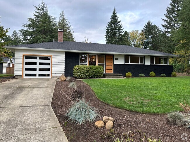 Building Photo - GORGEOUS RANCH STYLE HOME ON HUGE MANICURE...