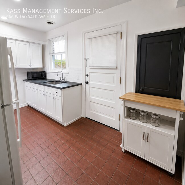 Photo - 646 W Oakdale Ave Unit 1R