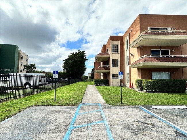 Building Photo - 17500 NW 68th Ave Unit D1003