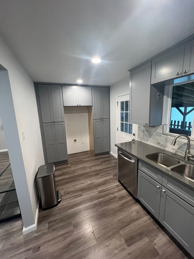 Photo - 212 N Aladdin Dr