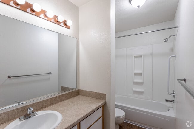 3BR, 2BA - 1,237SF - Bathroom