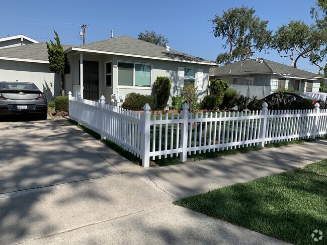 Building Photo - 612 S Paula Dr Unit Main House