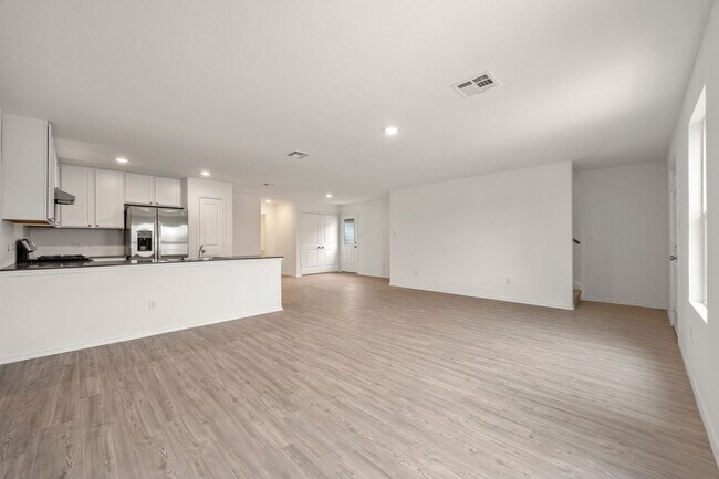 Charming 4BR/2BA in St. Hedwig – Open Floor Plan & Private Backyard - Charming 4BR/2BA in St. Hedwig – Open Floor Plan & Private Backyard