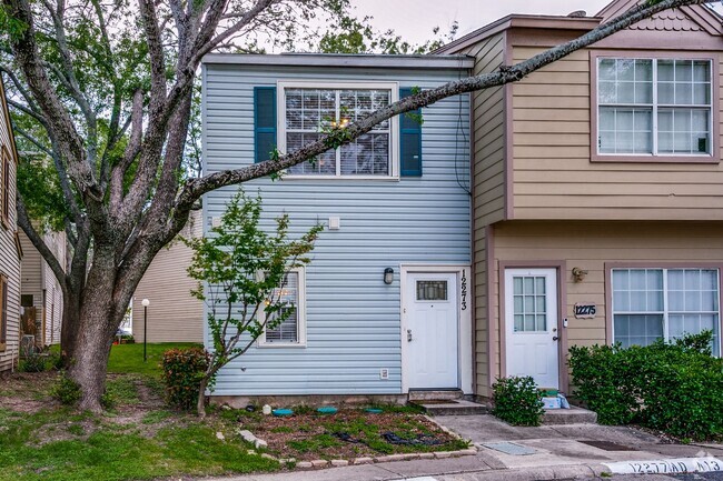 Building Photo - UPDATED 2-BEDROOM TOWNHOME AT NORTH PARK T...