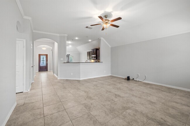 Photo - 636 Maple Point Dr E