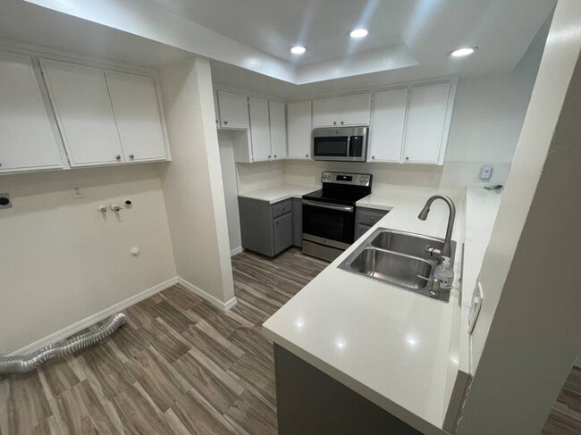 221 W Escalones