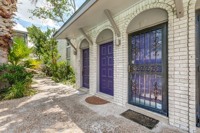 Building Photo - Welcome Home to this beautiful 2-bedroom, 2-bath Condo in highly sought-after Olmos Park Townhomes