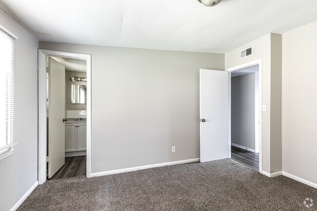 3BR, 1.5BA - 900SF