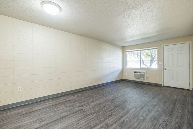 Photo - The Oaks Apartments