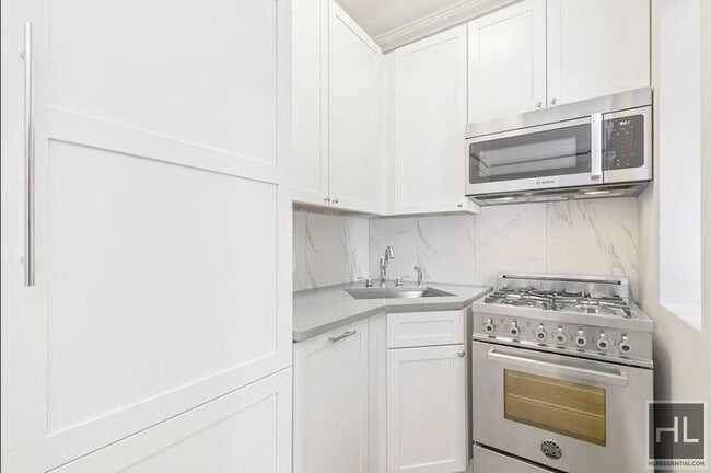Renovated Cozy 1 bed 1 bath with washer and dryer. / WEST 76 STREET