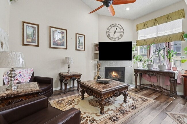 Photo - Updated 2 bed 2.5 bath End Unit Townhome in Lochmoor!