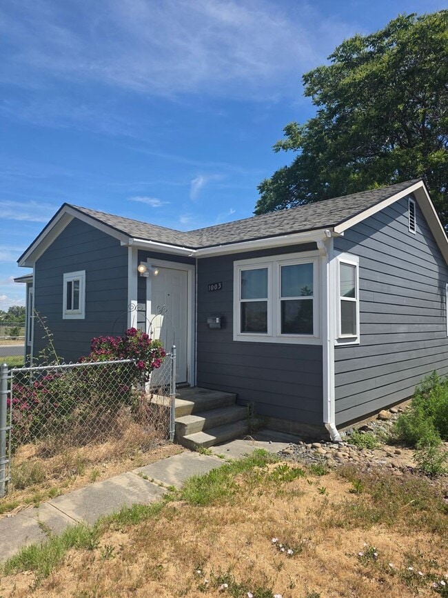 Building Photo - 2 bedroom 1 bath house with Detached garage centrally located in Moses Lake