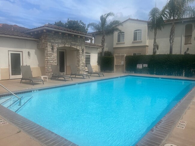 Now Available! Spacious 3 Bed, 2 Bath Corn... - Now Available! Spacious 3 Bed, 2 Bath Corn... Condo Unit 6c