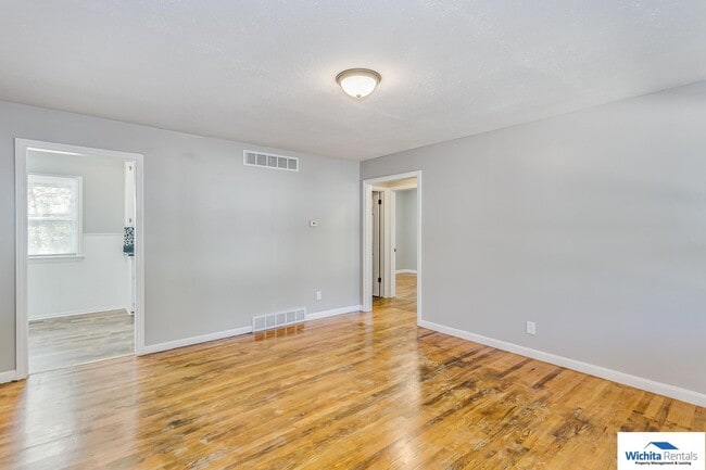 Building Photo - ***Showings starting 01/05/26***