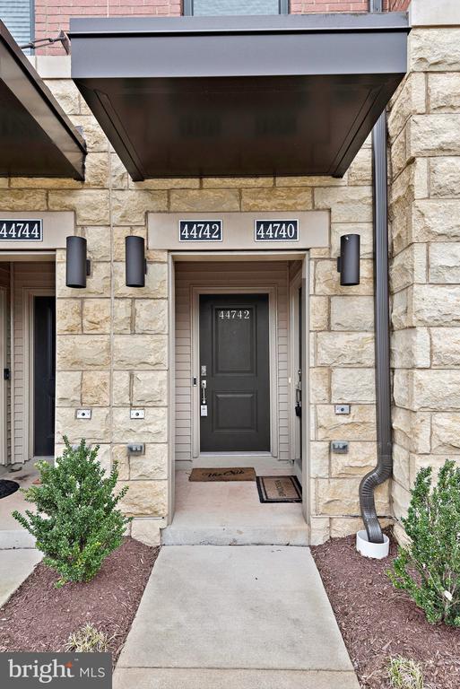 Building Photo - 44742 Tiverton Sq