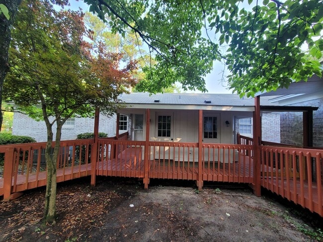 825 Montclair Dr