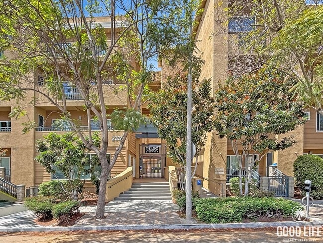 Building Photo - Beautiful 2BD/2.5BA Condo in Bankers Hill W/ W/D, A/C, Patio Area and Community Gym! Unit 108
