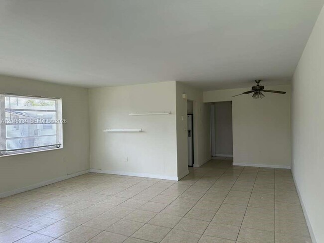 Building Photo - 11925 NE 19th Dr Unit 8