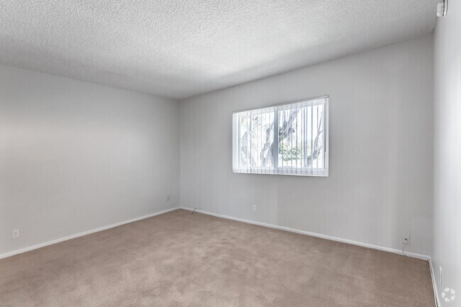 1BR, 1BA - 750 SF - #201