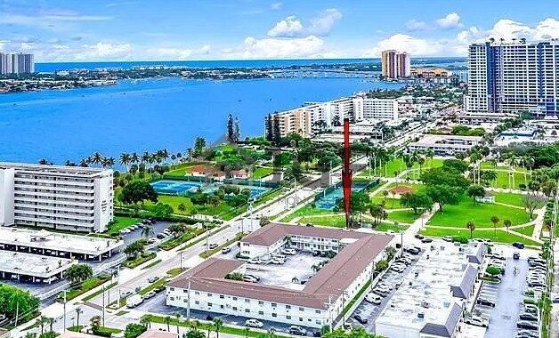 Building Photo - 810 Lake Shore Dr Unit 36