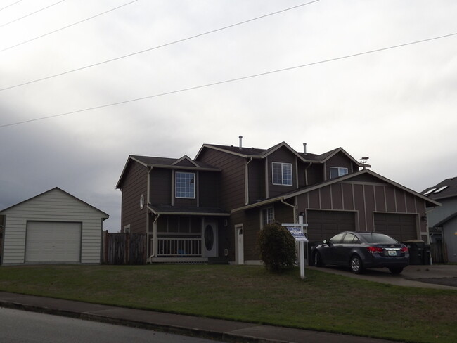 Beautiful 3+ Bedroom 2 Story Duplex in Yelm! - Beautiful 3+ Bedroom 2 Story Duplex in Yelm! Casa