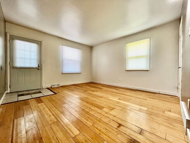 Photo - Kalamazoo AVE SE 5651-5653 Unit 5651