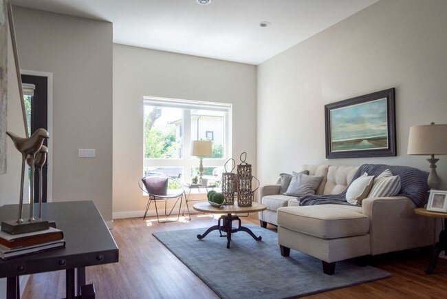 Photo - ONE MONTH FREE ON 12 MONTH LEASE!