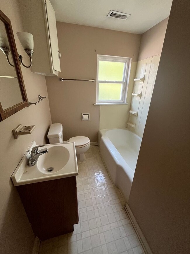 Photo - Spacious one bedroom apartment in Alton