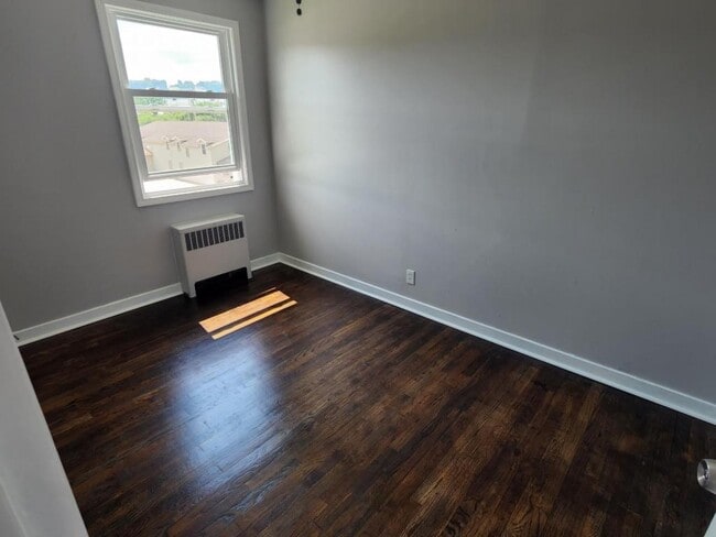 Photo - 1059 Midland Ave