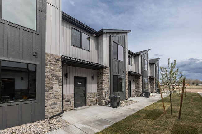 Building Photo - MODERN 3 BED 2.5 BATH TOWNHOME WITH 2 CAR GARAGE IN IDAHO FALLS