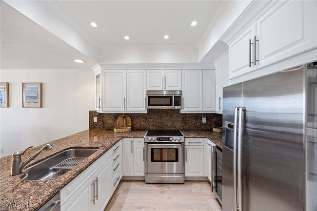 Building Photo - 100 N Collier Blvd Unit PH5