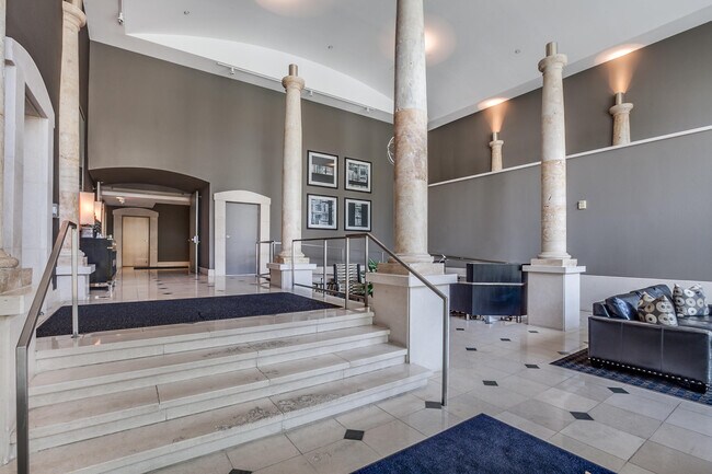 1313 N Franklin Pl
