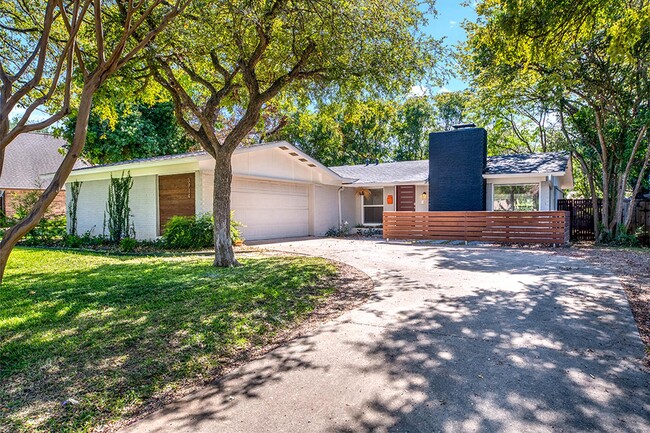 Building Photo - Mid-century North Branch home minutes from...