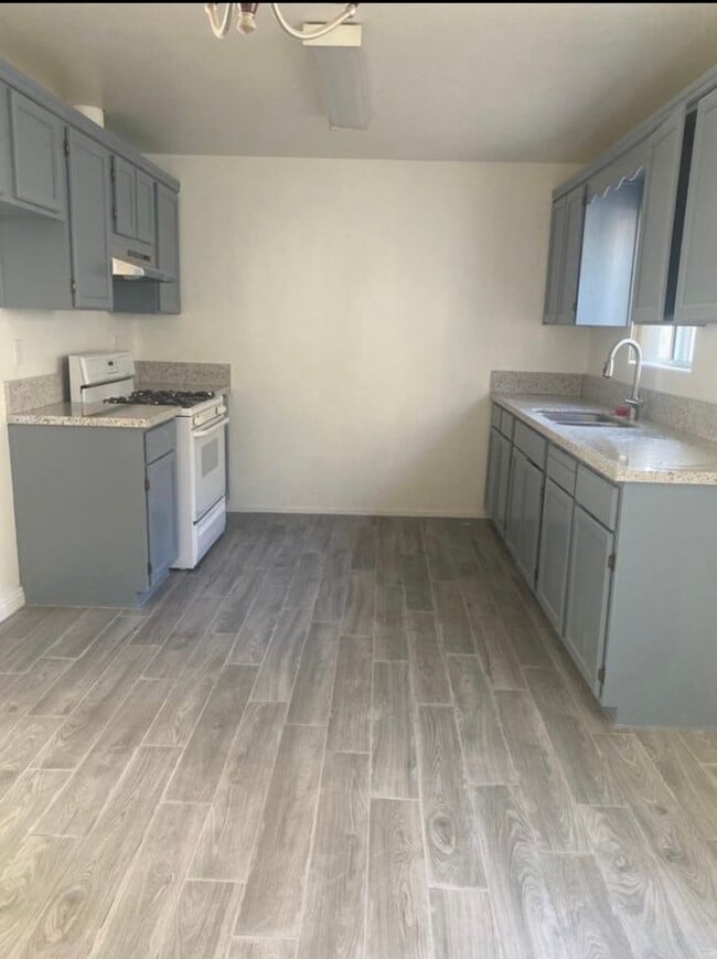 Photo - 1827 N Mariposa Ave