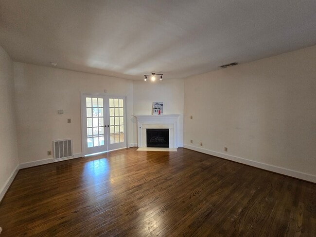 Photo - 733 Victorian Pl