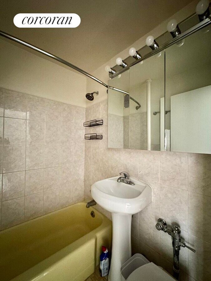 Photo - 444 W 49th St