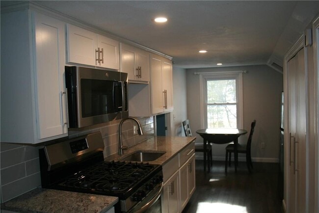 Photo - 840 Sanderson Rd