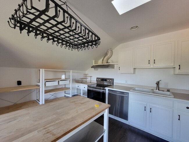 Photo - Bright and cheery 2 bed top level apartment in convenient Bremerton location