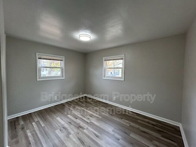 Photo - 3748 St James Ave