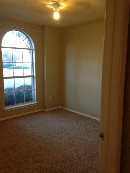 Photo - 2201 Silverthorn Ln