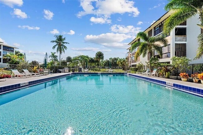 Gran piscina climatizada - 166 SE Saint Lucie Blvd Unidad 406