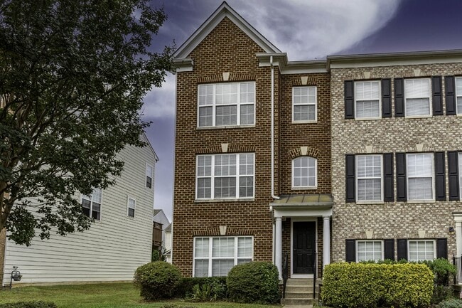 Building Photo - 4 BR Townhouse in Idlewild