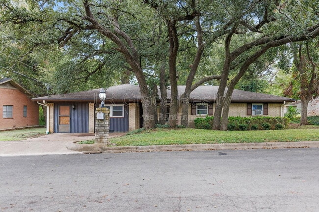 Photo - 8806 Fox Hollow Dr