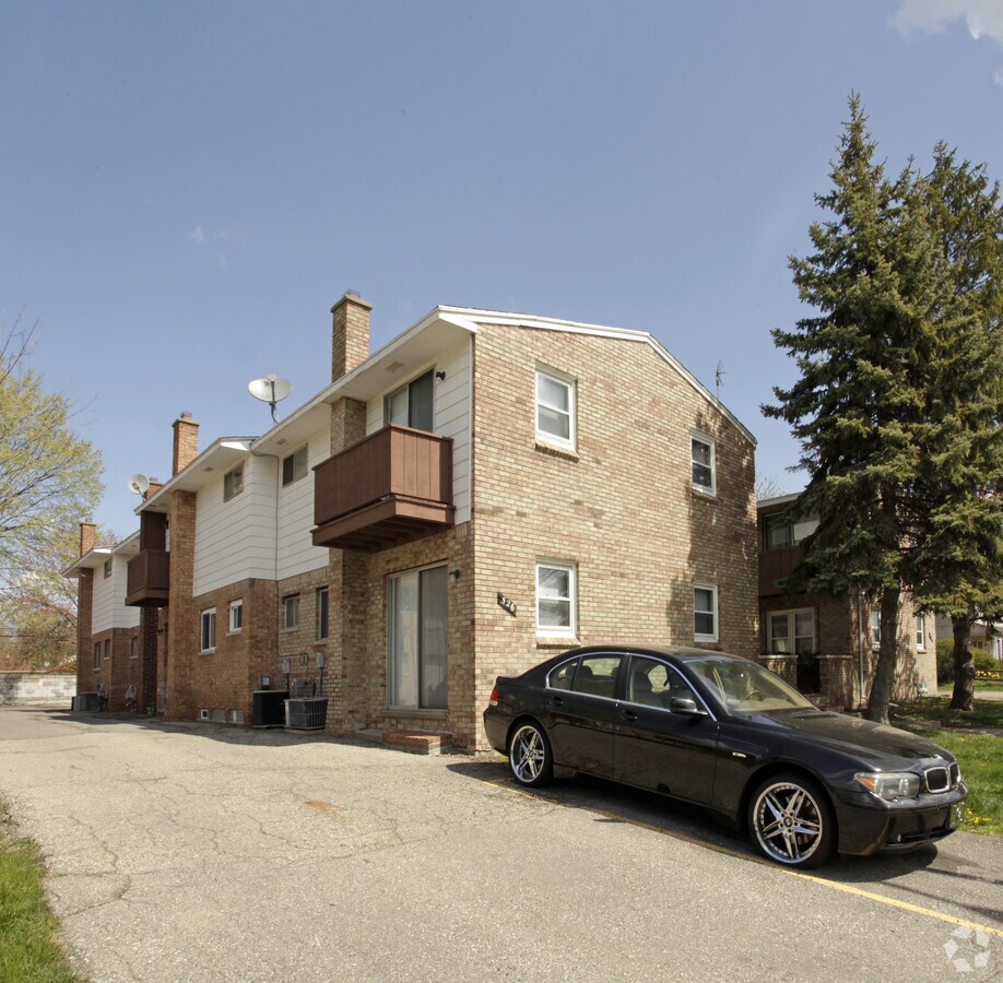 Photo - 520-526 W 14 Mile Rd