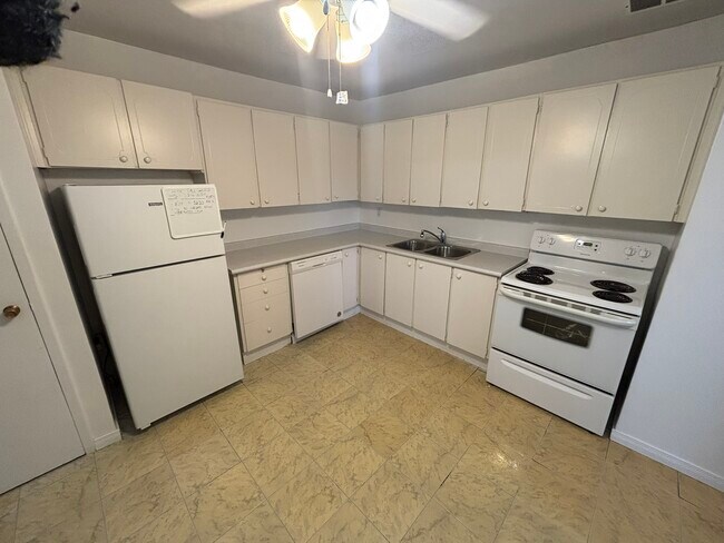 Photo - 1061 Queen's Blvd Unité 803