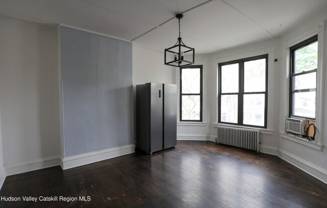Photo - 141 St James St