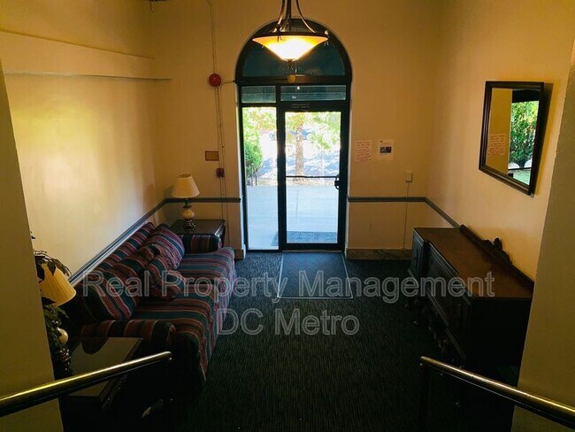 Photo - 815 Maryland Ave NE