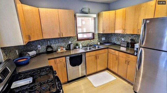 Building Photo - 3206 Manhattan Ave Rental