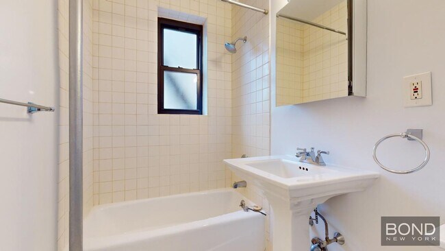 Building Photo - 207-209-209 W 11th St Unit 4A