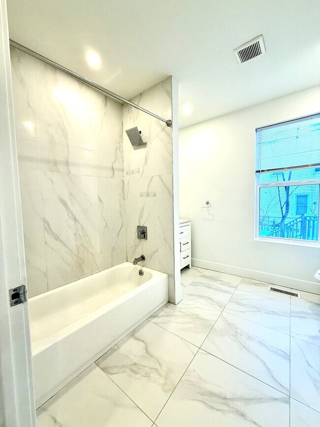 Photo - Large Fully Renovated 3Br-2 Full bath apartment! Unidad 1